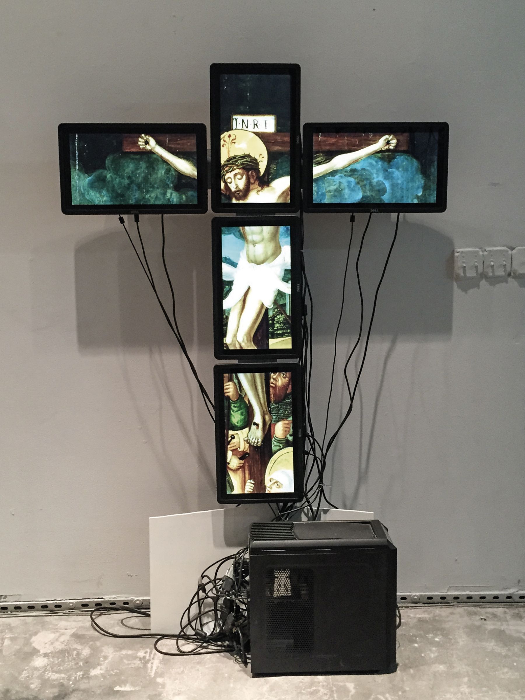 ‘Jesus Touch’ เป็นผลงานศิลปะเชิงอินเทอร์แอ็กทีฟของกลุ่ม Electrobutique ที่นำภาพพระเยซูและเทคโนโลยีหน้าจอสัมผัสมาผสานกัน ผู้ชมสามารถสัมผัสหน้าจอที่แสดงภาพพระเยซู และการสัมผัสแต่ละครั้งทำให้ภาพเกิดการ บิดเบี้ยว แตกเป็นพิกเซล และเปลี่ยนแปลงแบบดิจิทัล

ผลงานตั้งคำถามถึงการที่เทคโนโลยีเข้ามาเปลี่ยนประสบการณ์ของความศักดิ์สิทธิ์ จากเดิมที่ศาสนาอาศัยวัตถุอย่างรูปเคารพ ไม้กางเขน หรือภาพนักบุญ มาเป็น หน้าจอและอินเทอร์เฟซที่ผู้ชมสามารถโต้ตอบได้โดยตรง พระเยซูในผลงานจึงไม่ได้เป็นภาพนิ่งที่อยู่ห่างไกล แต่กลายเป็นภาพที่เปลี่ยนแปลงไปตามการกระทำของผู้ชม