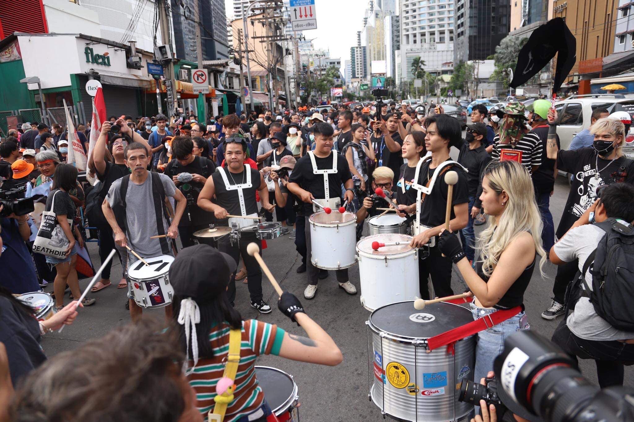 ภาพจาก [ราษฎร์ดรัมส์](https://www.facebook.com/RasaDrums)