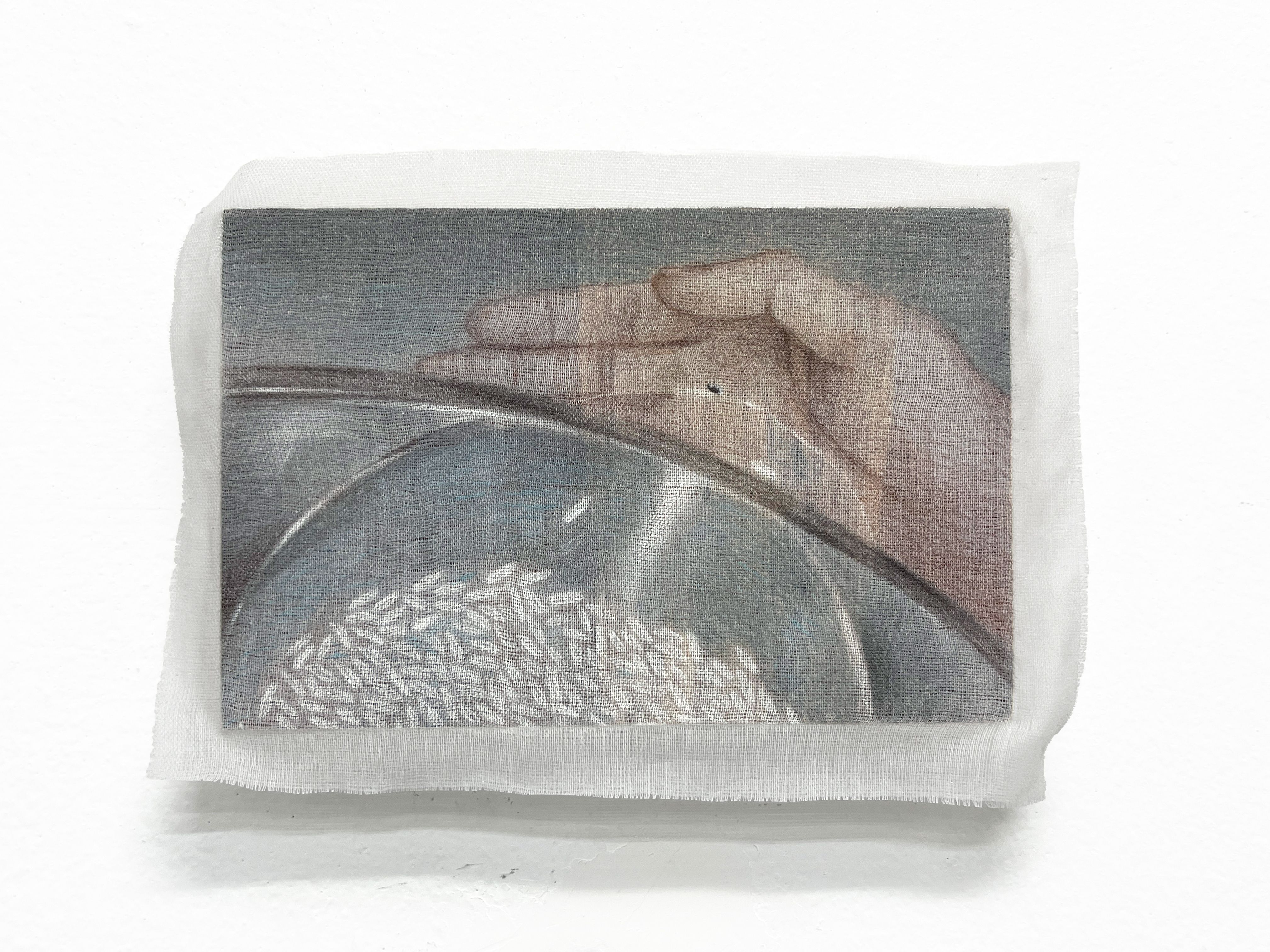 กนกวรรณ สุทธัง, ประคอง, 2569. วาดเส้นบนผ้าขาวบางบนแผ่นไม้
13 x 20 ซม
อนุเคราะห์ภาพโดยศิลปิน และ วารินแล็บ คอนเท็มโพรารี