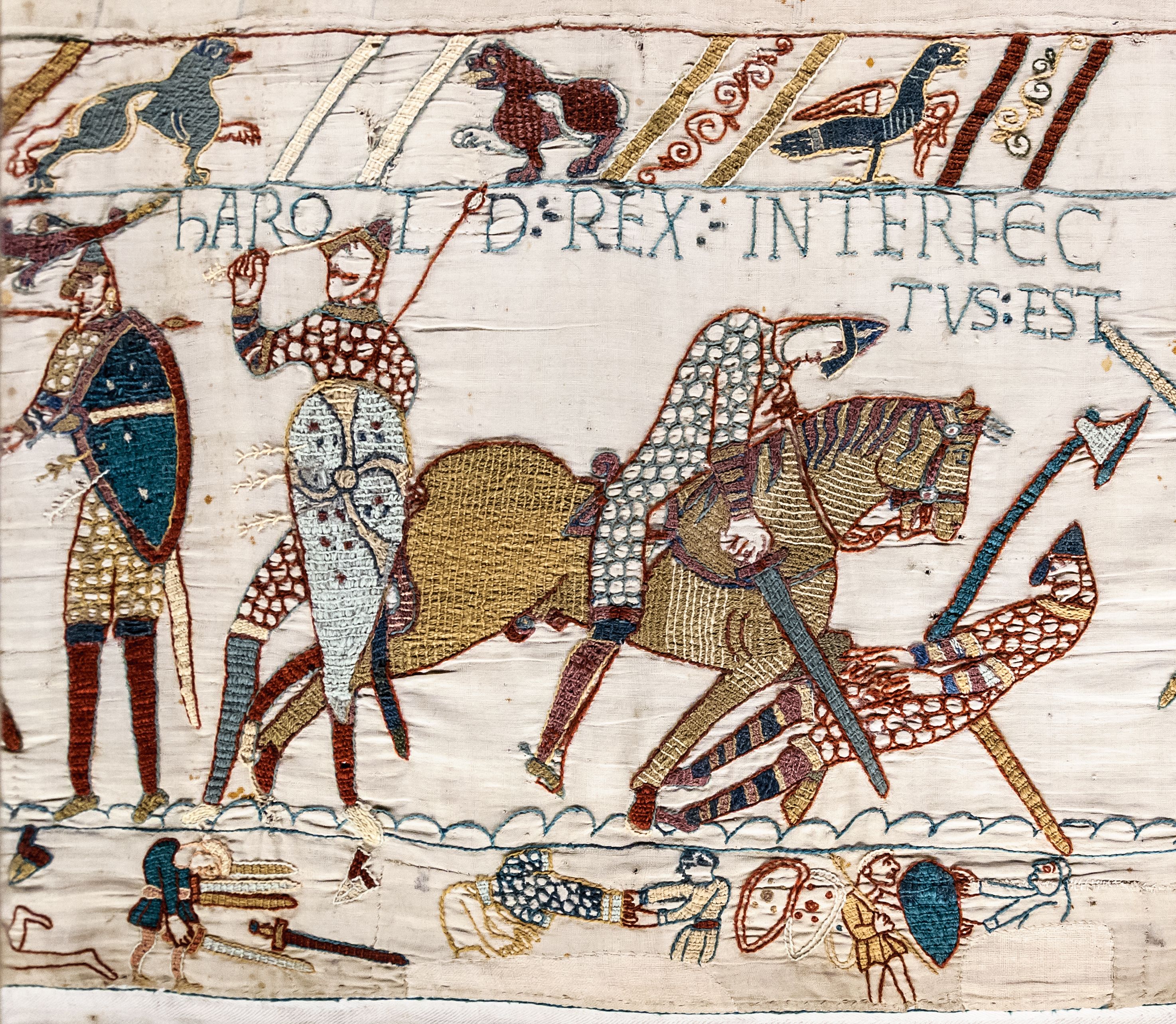 ฉาก 'กษัตริย์ฮาโรลด์ถูกสังหาร' (Harold rex interfectus est) จากผ้าปักบาเยอ (Bayeux Tapestry) ถ่ายทอดยุทธการเฮสติงส์ ค.ศ. 1066