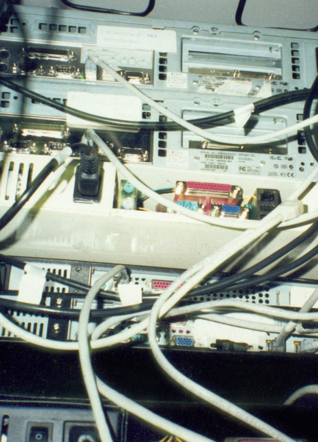 ‘Blessed-Bandwidth.net’ (2003) เป็นผลงานศิลปะบนอินเทอร์เน็ต (Internet art) ของศิลปินชาวอินเดีย ชิลปา คุปตา (Shilpa Gupta) ที่นำแนวคิดเรื่อง ‘การอวยพร’ ทางศาสนามาเชื่อมโยงกับโครงสร้างพื้นฐานของอินเทอร์เน็ต

ผลงานเปิดให้ผู้ชมส่งคำขอรับ ‘พร’ ผ่านเว็บไซต์ โดยคำขอดังกล่าวถูกส่งผ่าน สายอินเทอร์เน็ตจริงที่ได้รับการอวยพรจากผู้นำทางศาสนา ก่อนจะเดินทางไปยังผู้รับในอีกพื้นที่หนึ่ง