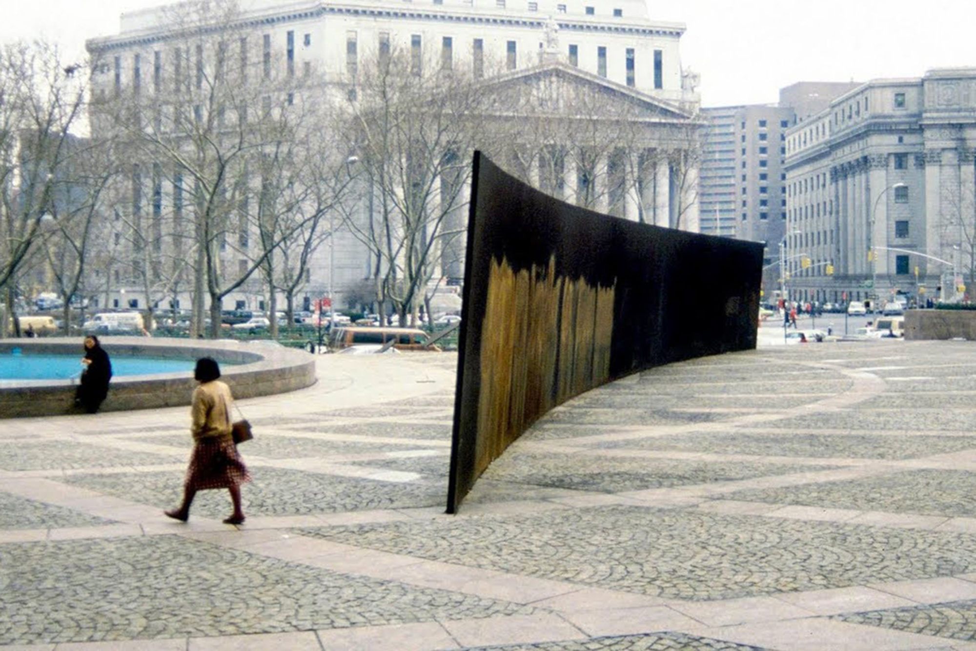 Tilted Arc โดย Richard Serra