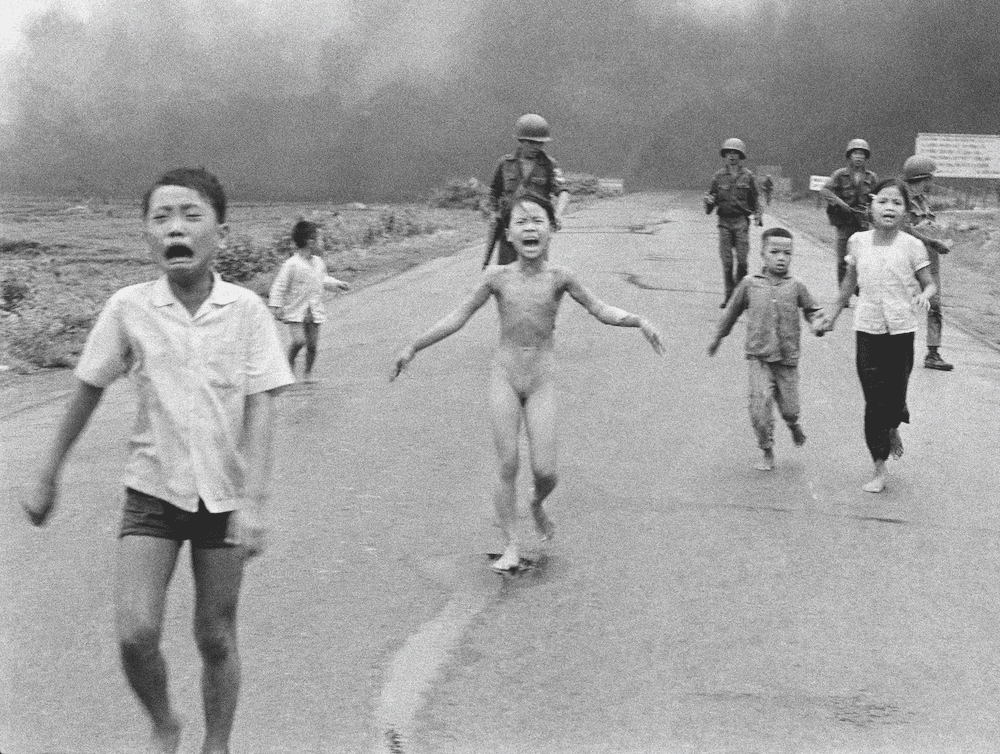 The Terror of War (หรือรู้จักในชื่อ Napalm Girl)(1972) โดย Nick Ut
