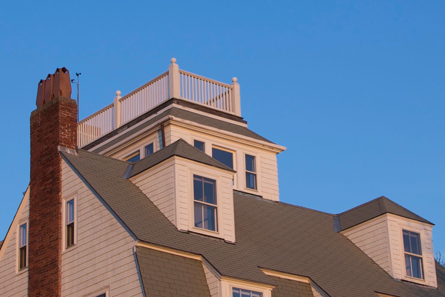 ระเบียงเฝ้ารอ (Widow’s Walk) บนหลังคาบ้านที่มองเห็นท่าเรือ Marblehead Harbor ในเมือง Marblehead รัฐแมสซาชูเซตส์