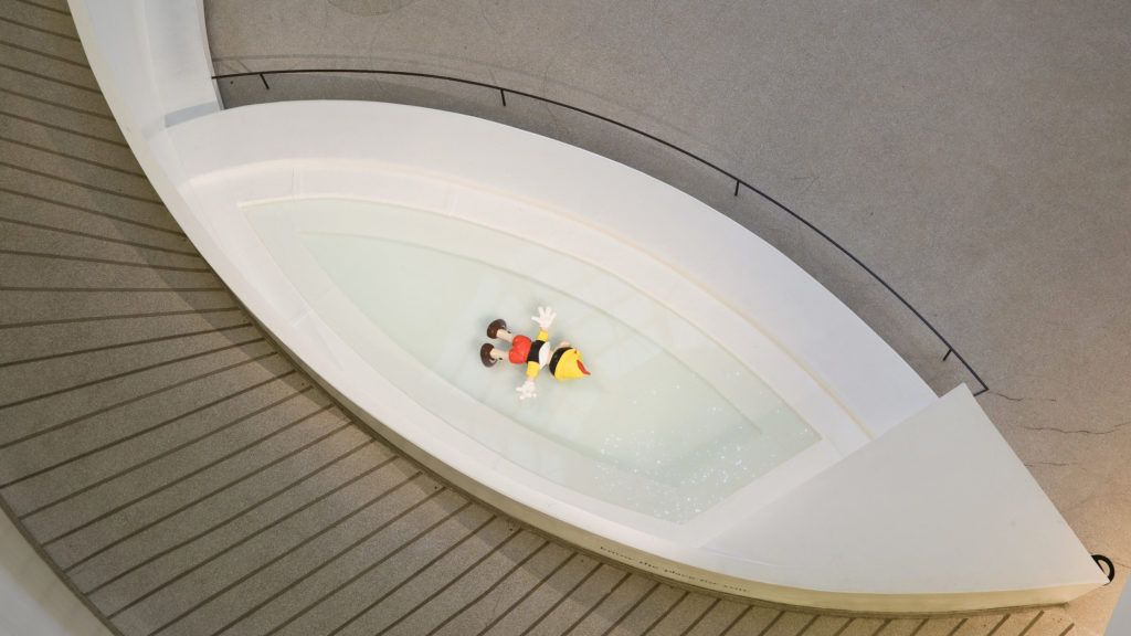 ภาพบรรยากาศนิทรรศการ theanyspacewhatever ณ พิพิธภัณฑ์ Solomon R. Guggenheim ในนครนิวยอร์ก (24 ตุลาคม 2008 – 7 มกราคม 2009) ซึ่งหยิบยกแนวคิดเรื่องพื้นที่ก้ำกึ่ง ความแปลกแยก และการรับรู้พื้นที่ในโลกสมัยใหม่มาสำรวจผ่านผลงานศิลปะร่วมสมัย