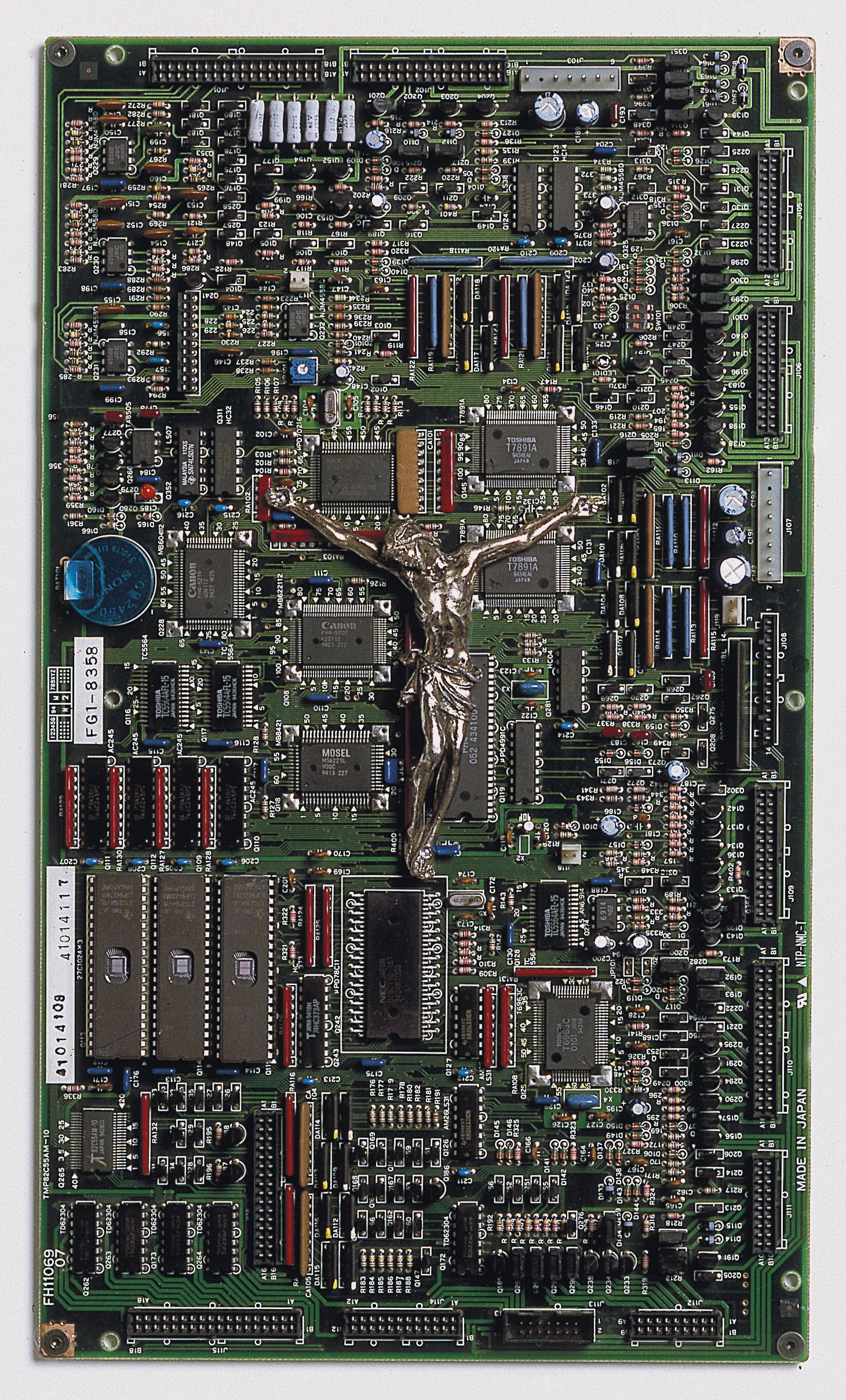 ‘Contemporary Golgotha’ (1999) เป็นผลงานแอสเซมบลาจ (assemblage) ของศิลปินชาวสโลวีเนีย สตาเน จาโกดิช (Stane Jagodič) ที่นำ รูปพระเยซูบนไม้กางเขนมาประกอบเข้ากับแผงวงจรคอมพิวเตอร์ แทนโครงสร้างไม้กางเขนแบบดั้งเดิม

ชื่อ Golgotha อ้างถึงสถานที่ที่พระเยซูถูกตรึงกางเขนในพระคัมภีร์ ขณะที่การแทนที่ไม้กางเขนด้วยชิ้นส่วนอิเล็กทรอนิกส์ทำให้ภาพการตรึงกางเขนถูกย้ายจากบริบททางศาสนามาสู่โลกเทคโนโลยีร่วมสมัย ผลงานจึงตั้งคำถามถึง ความสัมพันธ์ระหว่างความศรัทธา เทคโนโลยี และอำนาจของระบบสมัยใหม่ พร้อมทำให้แผงวงจรที่ปกติเป็นเพียงโครงสร้างเบื้องหลังการทำงานของคอมพิวเตอร์ กลายเป็นวัตถุที่มีลักษณะคล้าย ‘แท่นบูชา’ หรือพื้นที่ศักดิ์สิทธิ์รูปแบบใหม่