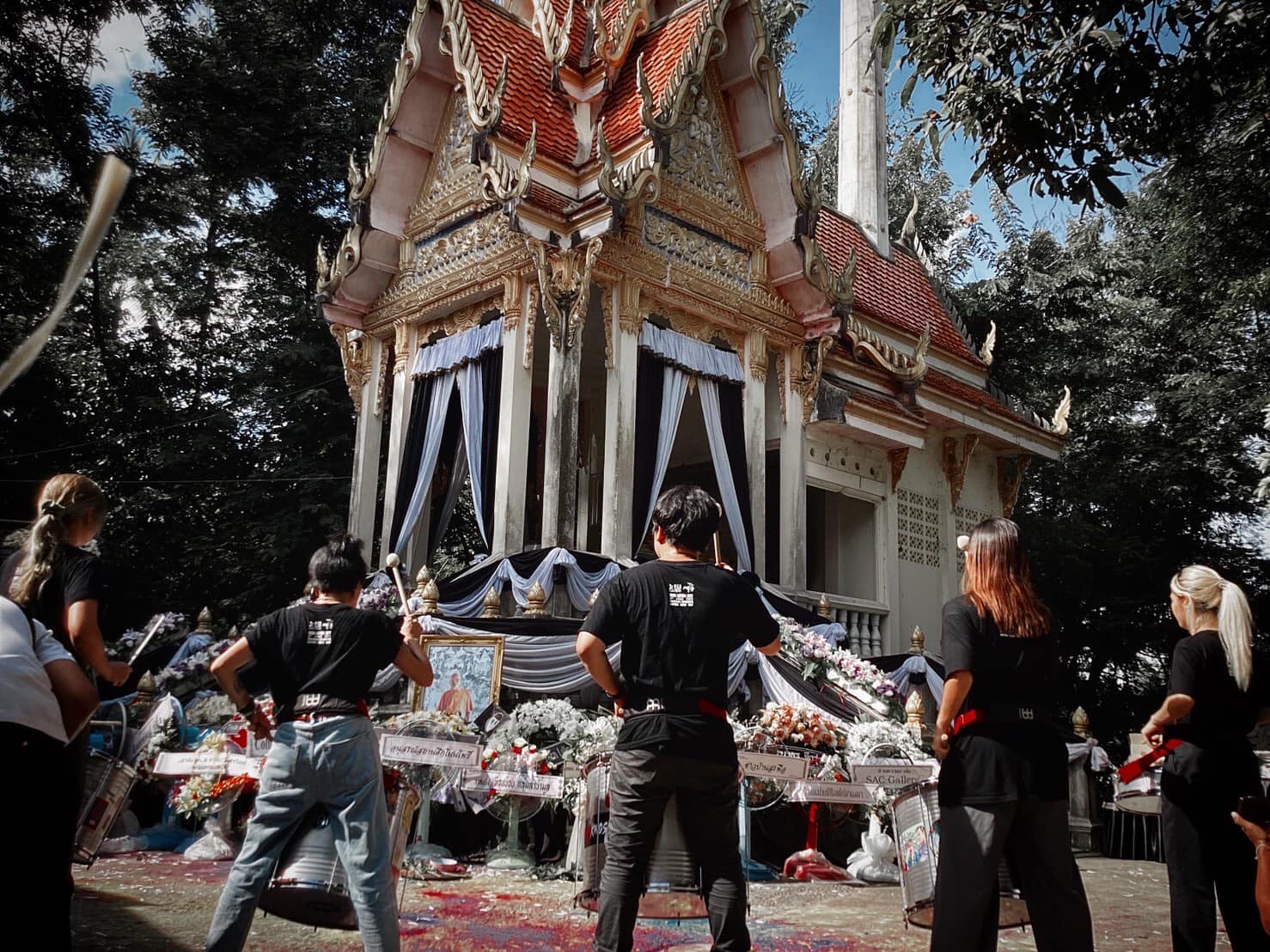 ภาพจาก [ราษฎร์ดรัมส์](https://www.facebook.com/RasaDrums) โดย [Julaluck Wathasit](https://www.facebook.com/julaluck.wathasit)